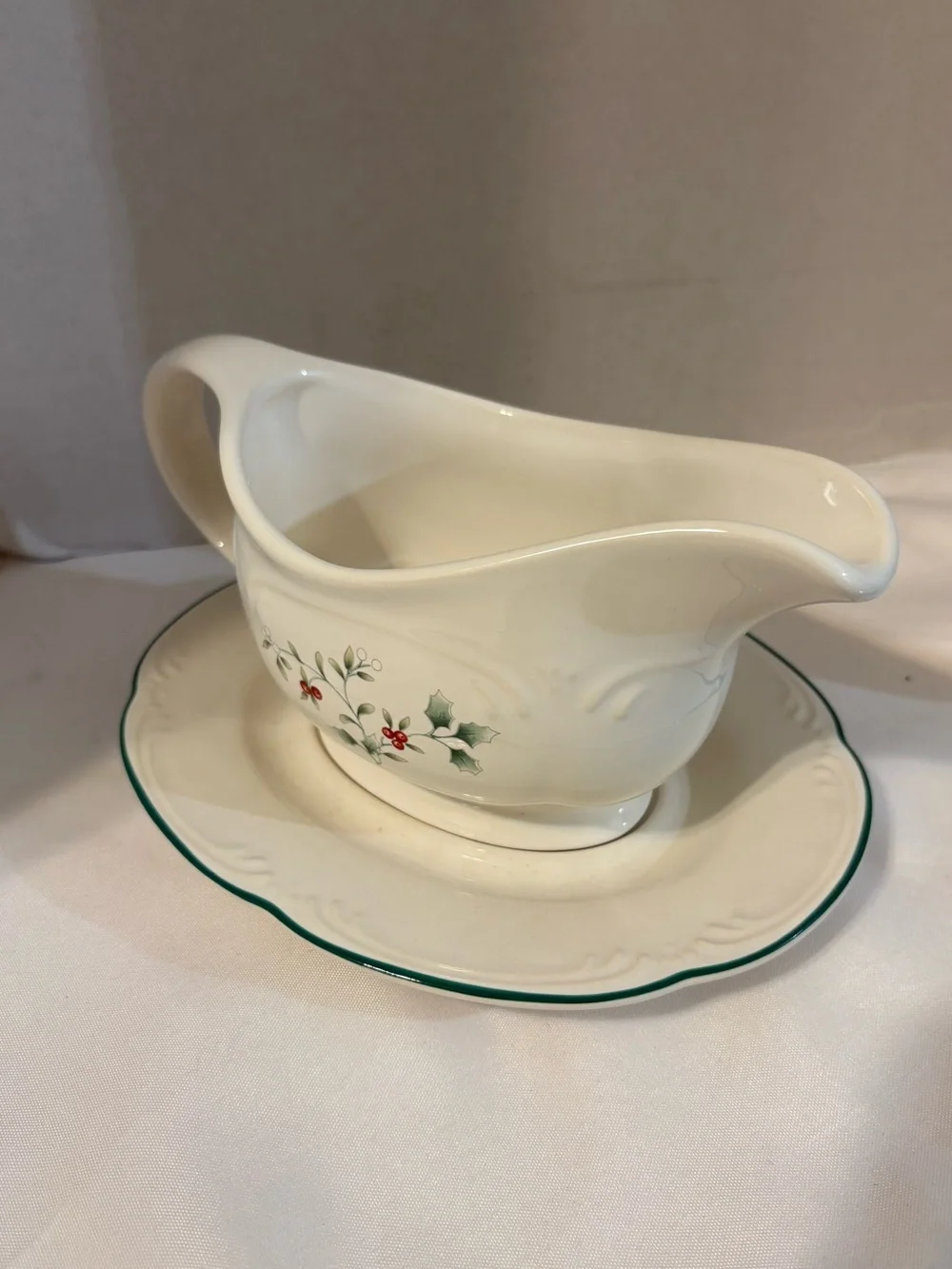 Pfaltzgraff Winterberry gravy boat / saucer‎ red holly berry green leaf design